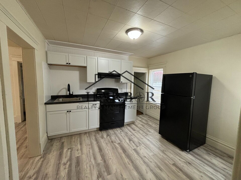 1111 4th St NW in Austin, MN - Building Photo