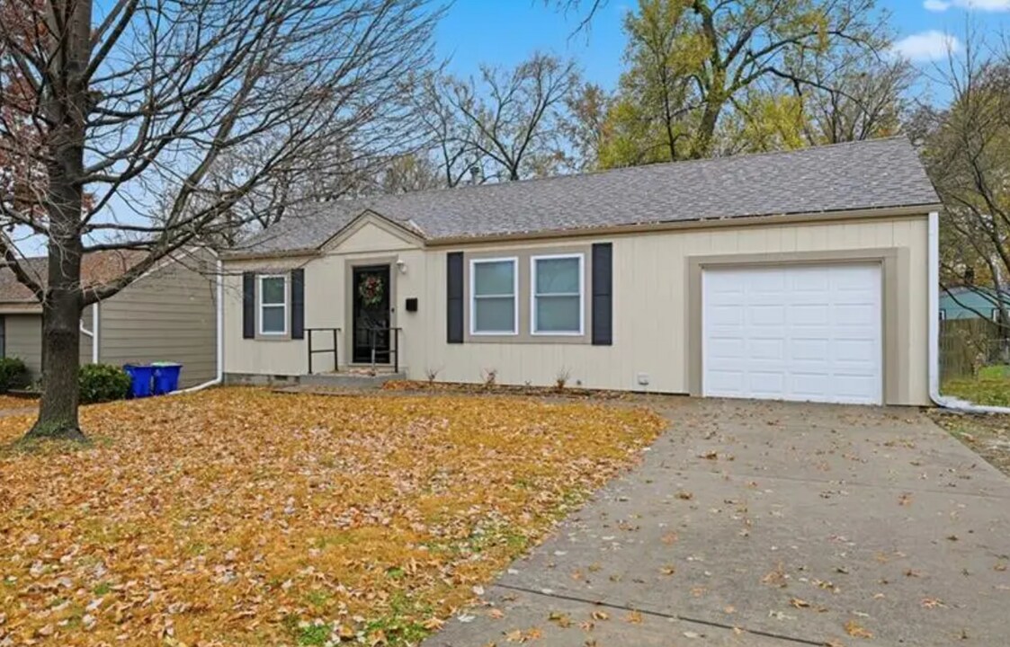 11217 W 69th Ter in Shawnee, KS - Building Photo