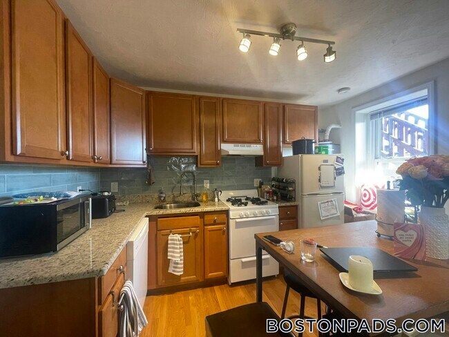 1056 Cambridge St in Cambridge, MA - Foto de edificio - Building Photo