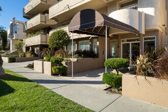 4943 Rosewood Ave in Los Angeles, CA - Building Photo - Building Photo