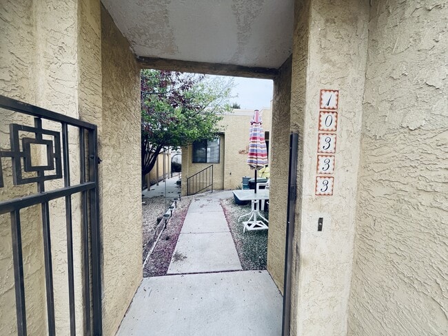 10333 Camino Del Oso NE in Albuquerque, NM - Building Photo - Building Photo