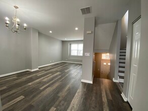 1105 N Claremont Dr in Palatine, IL - Building Photo - Building Photo