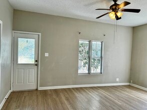 721 N Texas St in Deridder, LA - Foto de edificio - Building Photo