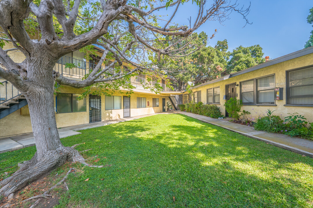 Sherman Grove 10560 in Sunland, CA - Building Photo