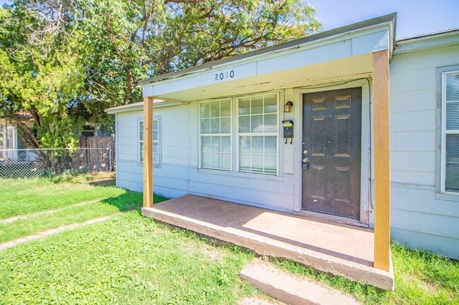 2010 40th St in Lubbock, TX - Building Photo - Building Photo
