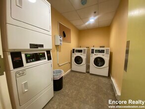 35 Park Dr, Unit 4 in Boston, MA - Foto de edificio - Building Photo