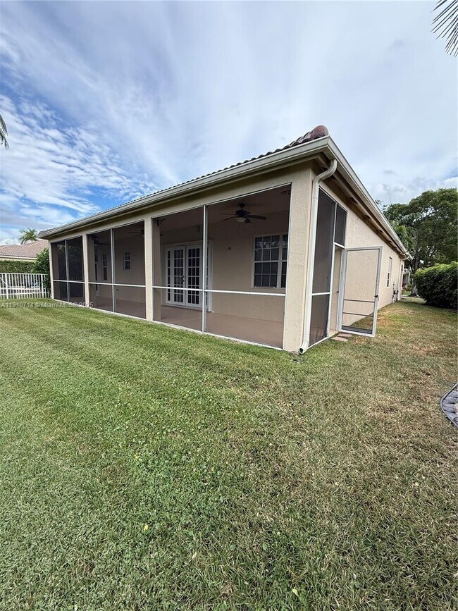 1007 Nandina Dr in Weston, FL - Building Photo - Building Photo