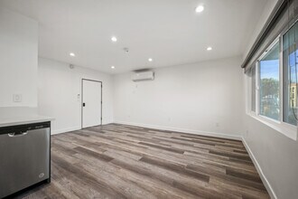 1352 W 36th St, Unit 1 in Los Angeles, CA - Foto de edificio - Building Photo