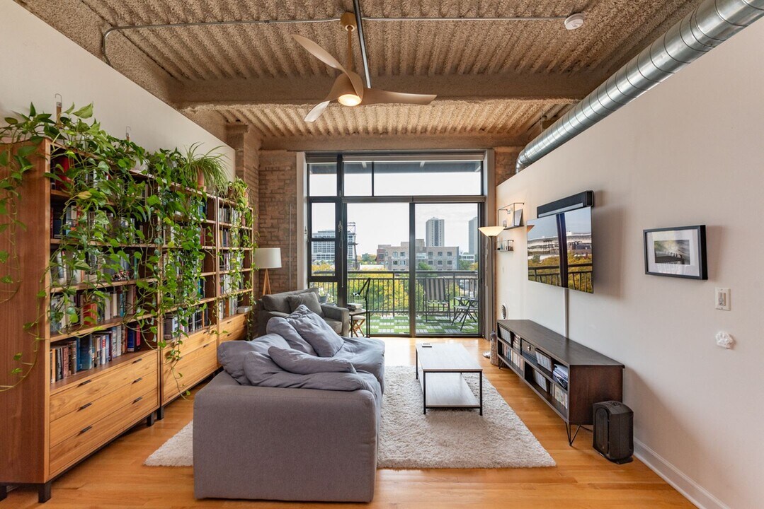 2545 S Dearborn St in Chicago, IL - Building Photo