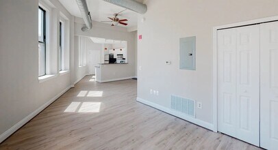 330 N Charles St in Baltimore, MD - Foto de edificio - Building Photo