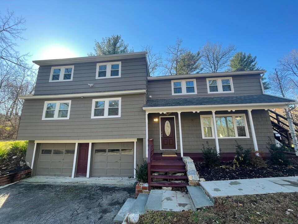617 Long Mountain Rd in New Milford, CT - Building Photo
