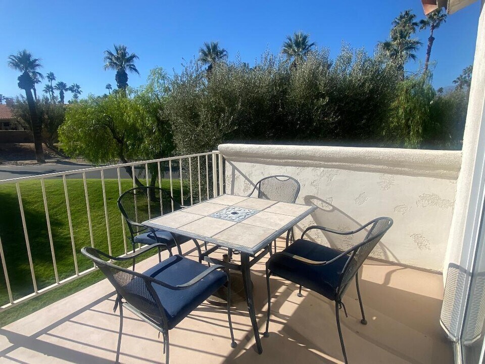 551 Desert Falls Dr N in Palm Desert, CA - Foto de edificio
