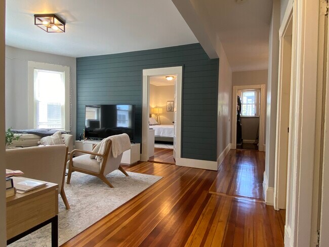 56 Mansfield St, Unit 3 in Boston, MA - Foto de edificio - Building Photo
