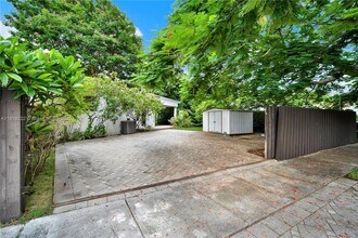 6890 SW 51st St in Miami, FL - Building Photo - Building Photo