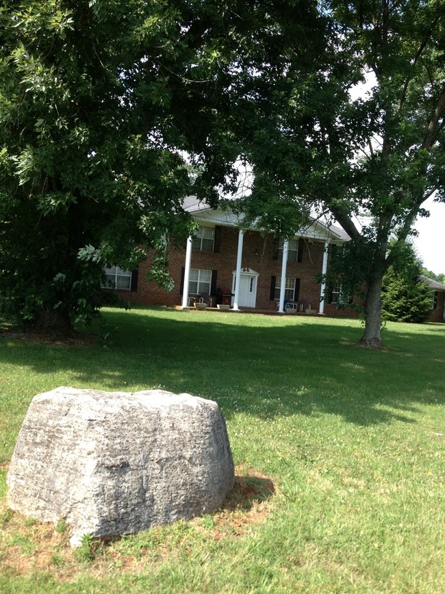 Town & Country Apartments in Murfreesboro, TN - Building Photo - Building Photo