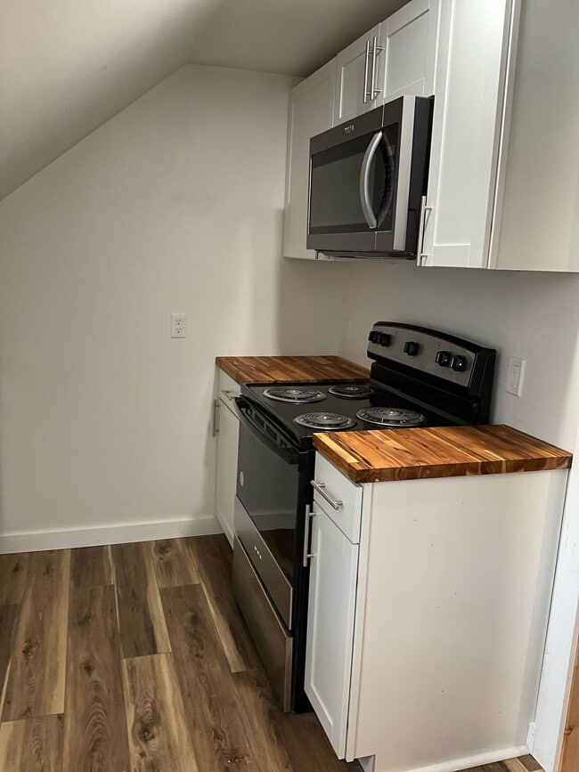 property at 8 Woodland Ct