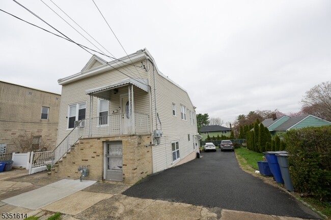 215 Malcolm Ave in Garfield, NJ - Foto de edificio - Building Photo