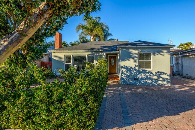 16641 Gilmore St in Van Nuys, CA - Foto de edificio - Building Photo