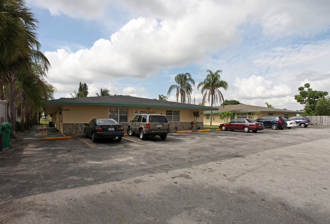 Twin Oaks in Lauderdale Lakes, FL - Building Photo