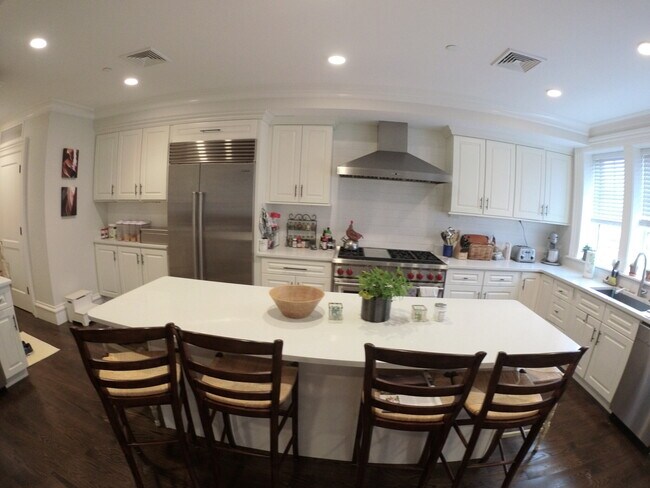 11 Alton Pl, Unit 2 in Brookline, MA - Foto de edificio - Building Photo