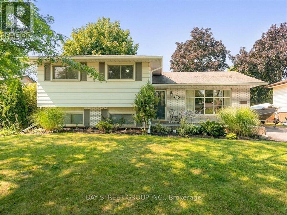 15 Old Oxford Rd in St Catharines, ON - Building Photo