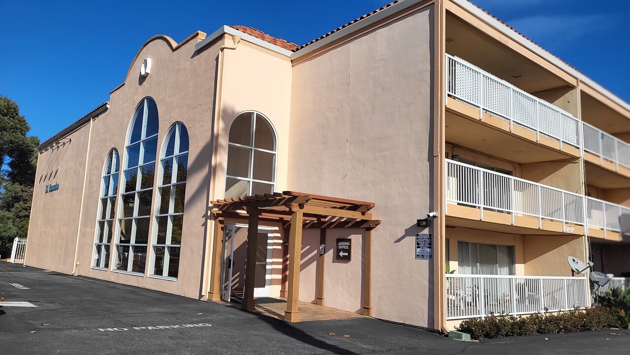 El Rancho Apartments in Millbrae, CA - Foto de edificio