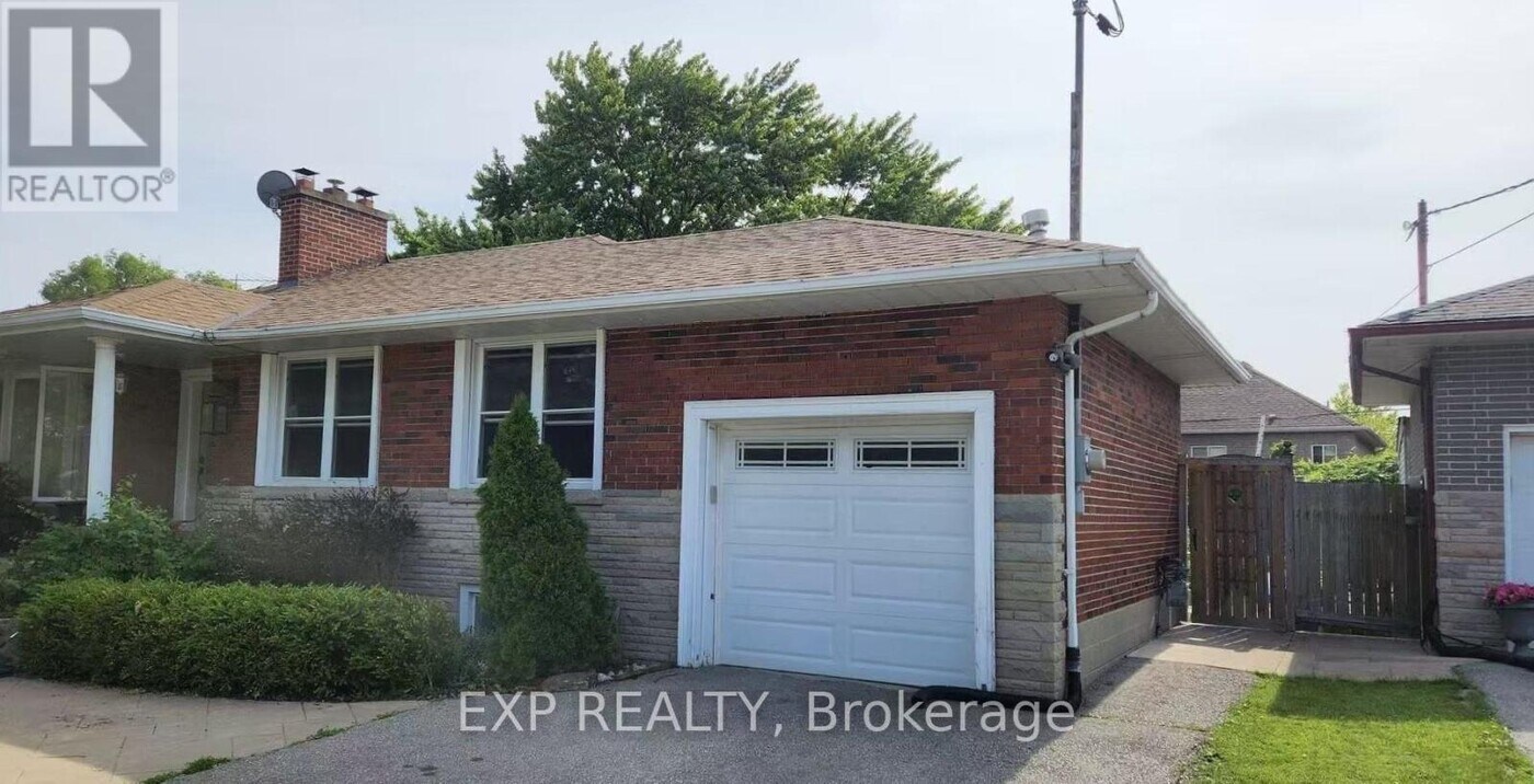 16 Galewood Dr in Toronto, ON - Building Photo