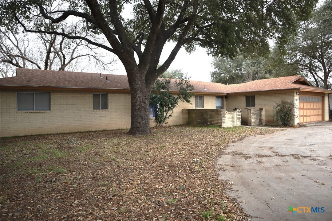 707 N King St in Seguin, TX - Building Photo