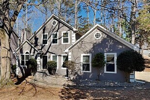 390 Greenmont Cir in Alpharetta, GA - Building Photo