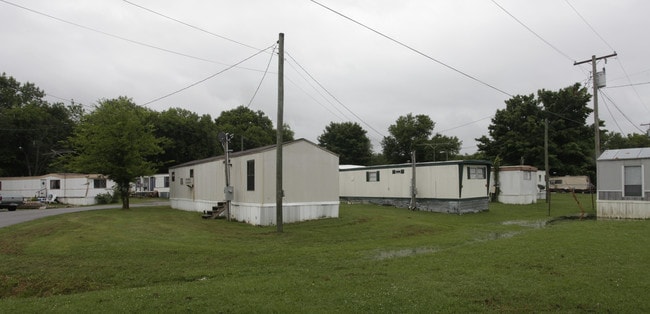 687 S Main St in Sweetwater, TN - Foto de edificio - Building Photo
