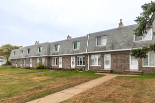 Maple Hills Townhomes in Maplewood, MN - Building Photo