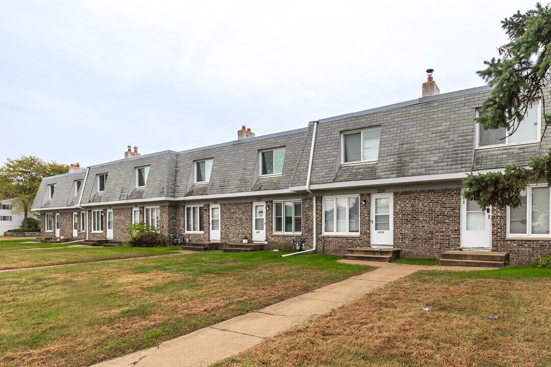 Maple Hills Townhomes in Maplewood, MN - Building Photo