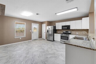 18436 Weatherby Ln in Elgin, TX - Building Photo - Building Photo