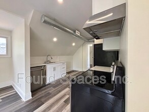 220 Caroline St S in Hamilton, ON - Building Photo - Building Photo