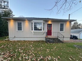 10 Victor Dr in Whitchurch-Stouffville, ON - Building Photo