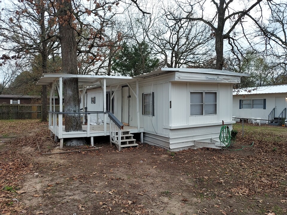 822 Queens Dr in Tool, TX - Building Photo