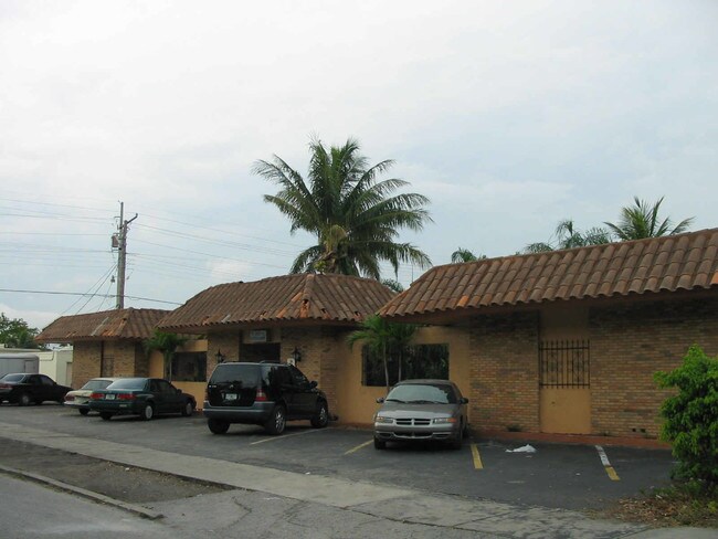 Caribbean Apartments in Hollywood, FL - Foto de edificio - Building Photo