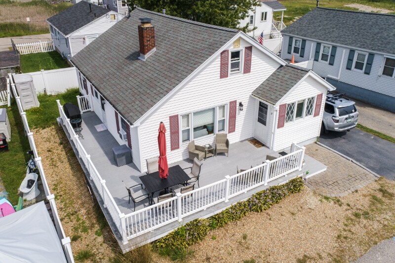 8 Bittersweet Ln in Hampton, NH - Building Photo