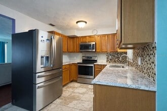 2403 Cleveland Rd in Sebring, FL - Foto de edificio - Building Photo