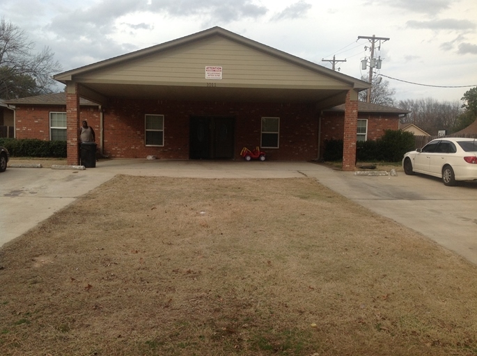 1014 Sapphire St in Longview, TX - Foto de edificio