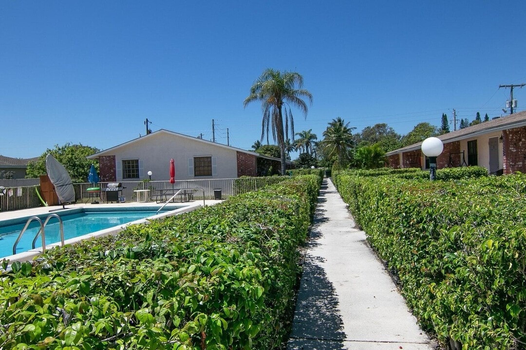 2206 NE 4th St in Boynton Beach, FL - Building Photo