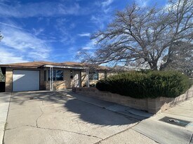 8415 Menaul Blvd NE in Albuquerque, NM - Building Photo
