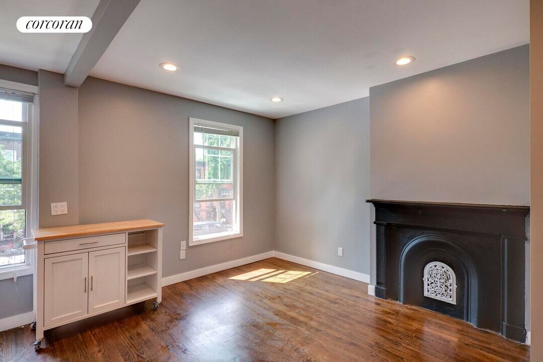 475 Van Buren St in Brooklyn, NY - Building Photo