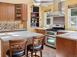 3 Meadowgrass Ln in Southampton, NY - Building Photo - Building Photo