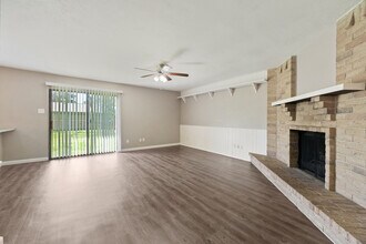 17615 Autumn Hills Dr in Houston, TX - Building Photo - Building Photo