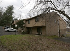 Valley Townhouses in Huntingdon Valley, PA - Foto de edificio - Building Photo