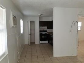 1306 E 137th Ave in Tampa, FL - Building Photo - Building Photo