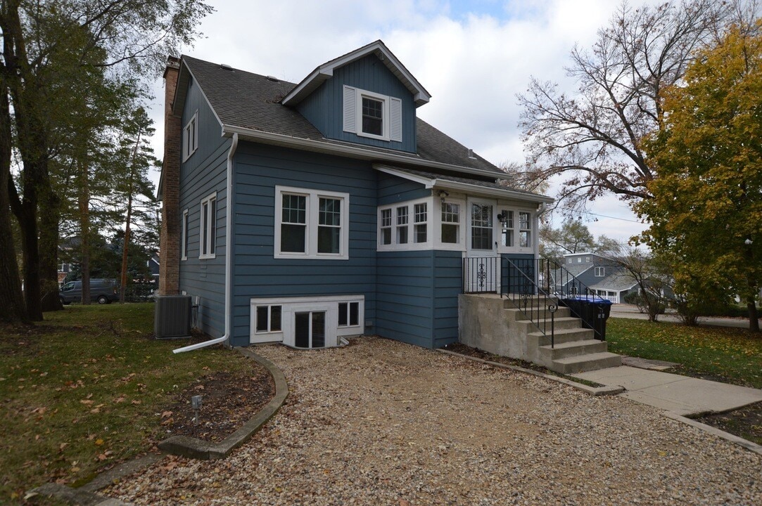 3916 E Lake Shore Dr in Wonder Lake, IL - Building Photo