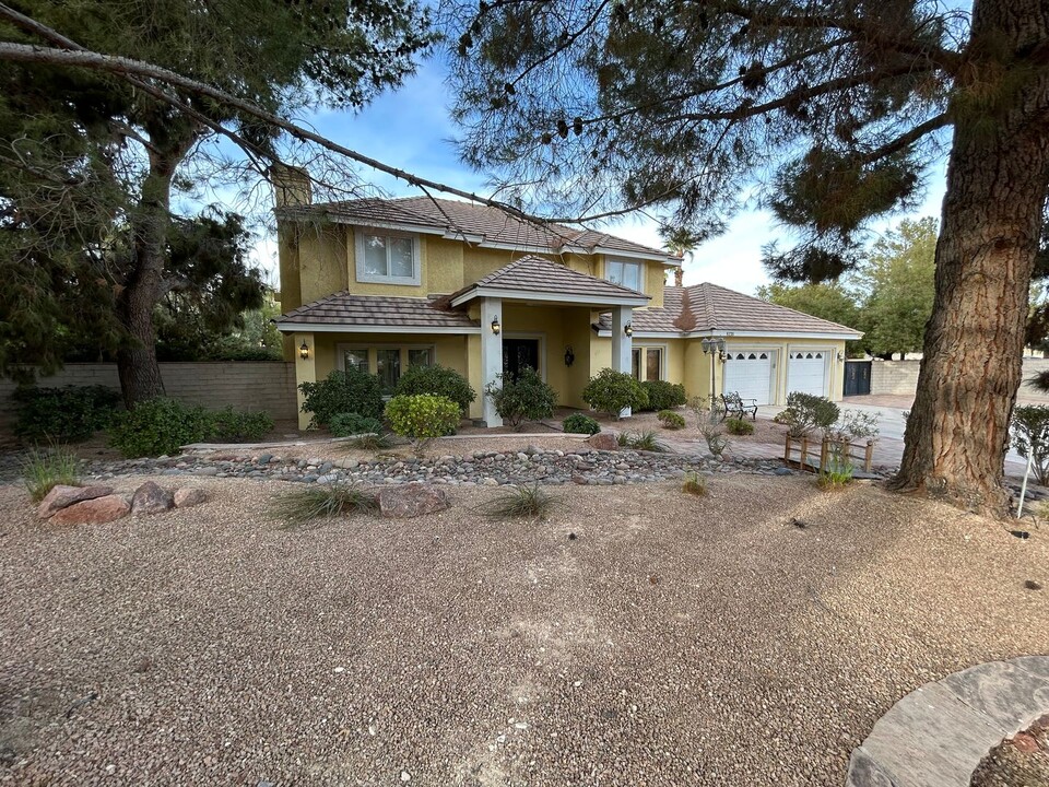 8138 Yucca Springs Dr in Las Vegas, NV - Building Photo