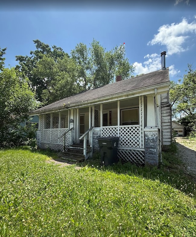 property at 1745 W Grand Ave